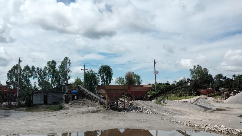 সোনাহাট স্থলবন্দর দিয়ে ২৩ দিন থেকে পাথর আমদানি বন্ধ 