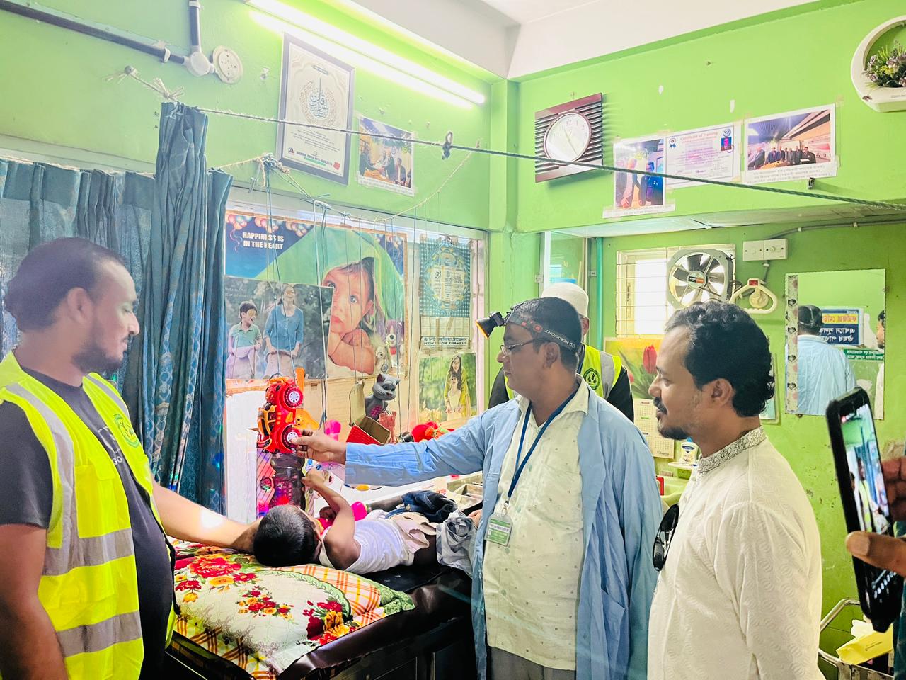 হাটহাজারীতে শাহ আনোয়ার ফাউন্ডেশনের উদ্যোগে ফ্রি চিকিৎসা সেবা প্রধান