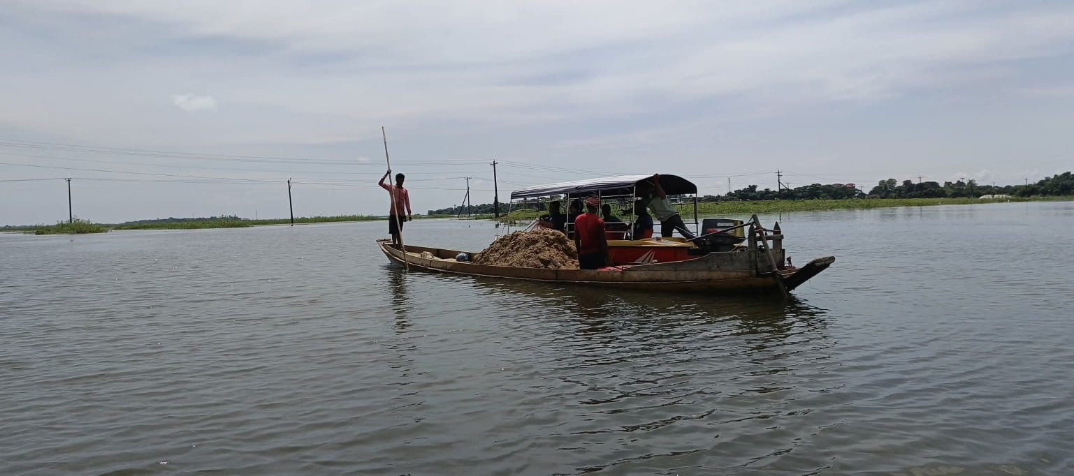 তাহিরপুরে শান্তিপুরে নদীতে অবৈধ বালু উত্তোলনে পাঁচজন জনের কারাদণ্ড।