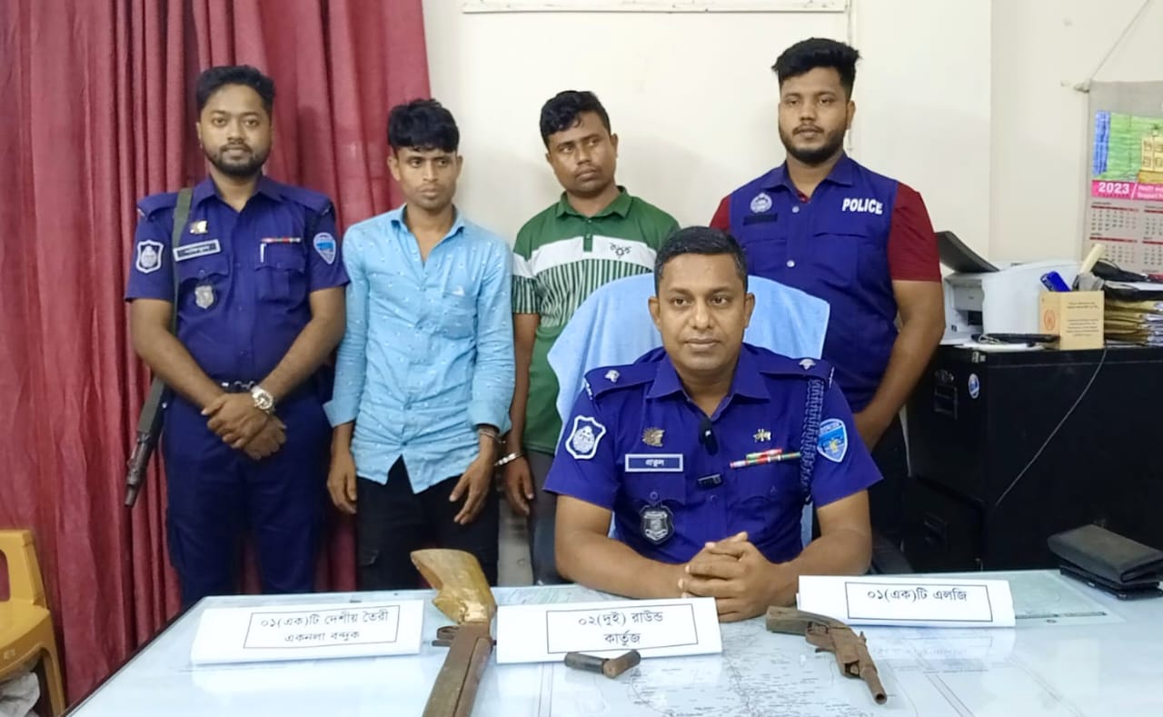 মহেশখালী থানা পুলিশের অভিযানে আনসার ডাকাত ও সহযোগী গ্রেপ্তার, অস্ত্র উদ্ধার