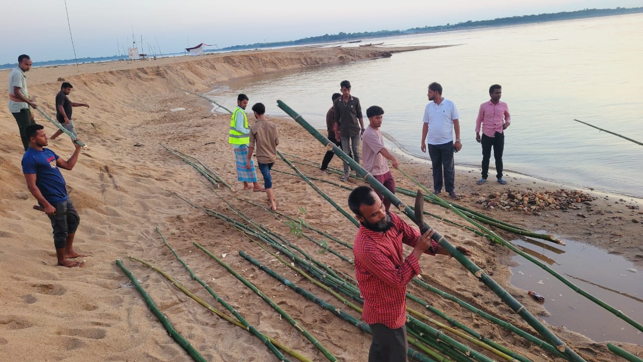 ইজারাদারের প্রশংসনীয় উদ্যোগ”যাদুকাটার পাড় কেটে অবৈধ ভালো উত্তোলন ঠেকাতে ইজারাদারের বাঁশের বেড়া স্থাপন ; অস্থায়ী পুলিশ ক্যাম্প বসানোর দাবি