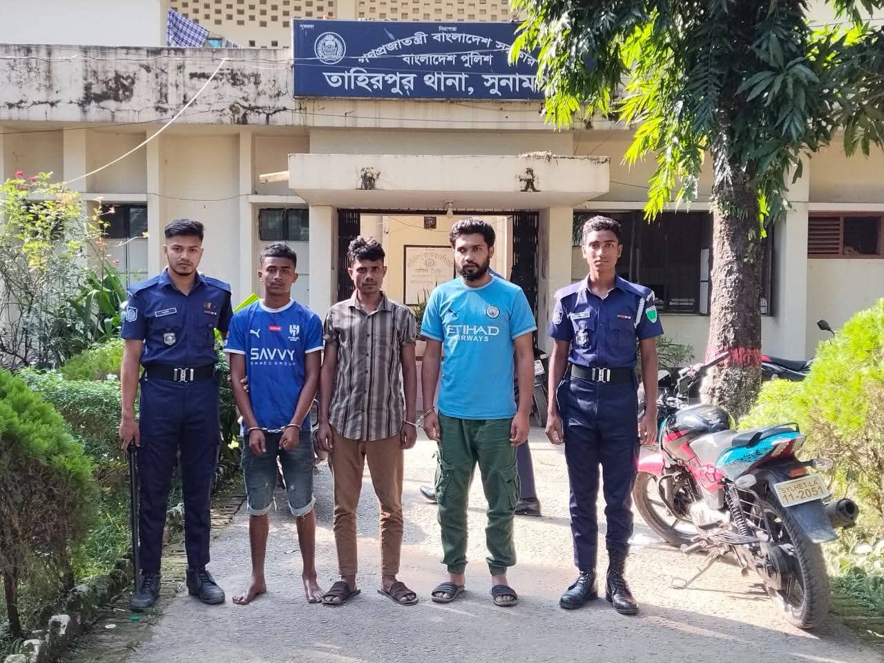 তাহিরপুরে যাদুকাটার পাড় কেটে বালু উত্তোলনঃ চার জনের দুই মাসের কারাদণ্ড