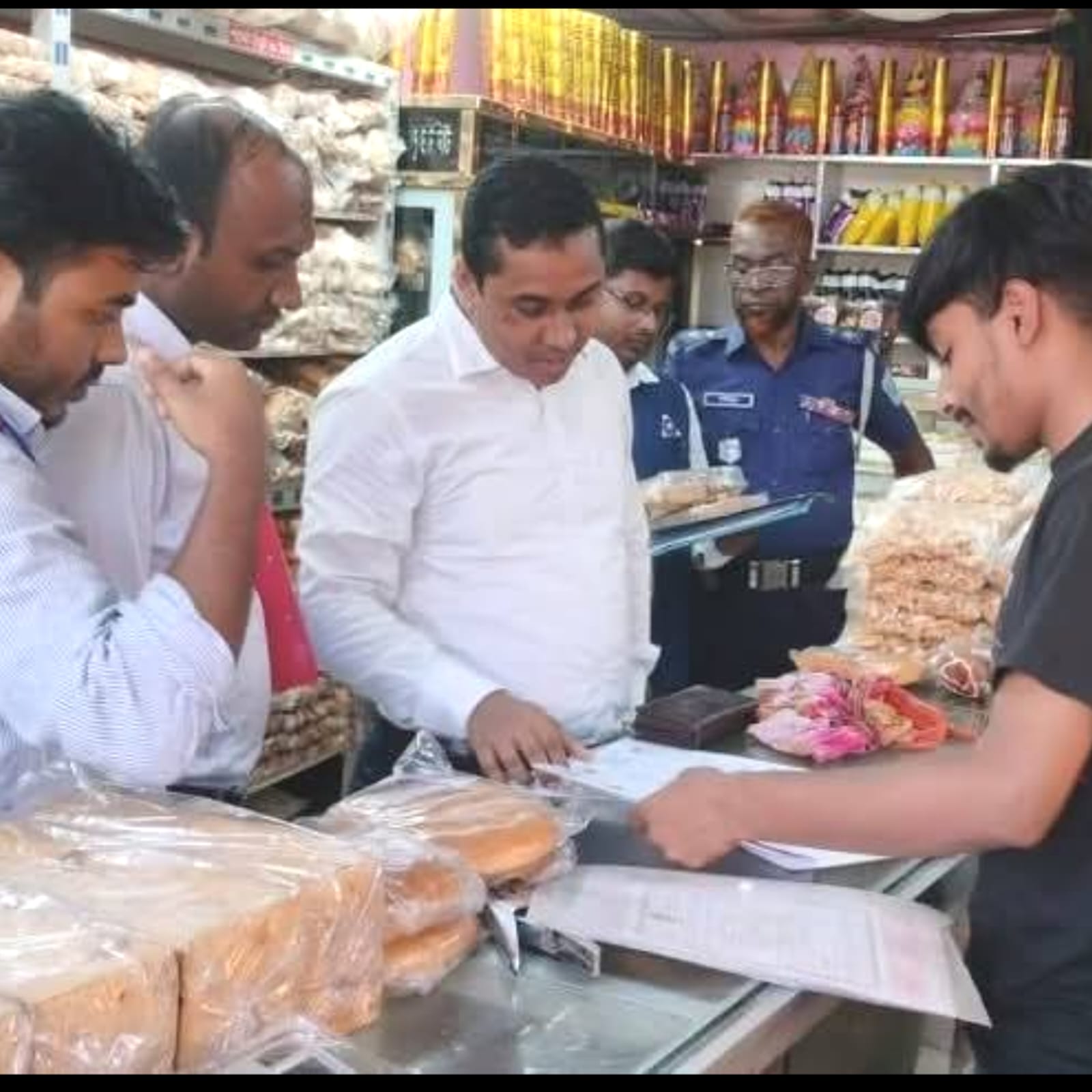 মাধবপুরে মোবাইল কোর্টে পরিচালনা করে ৫ প্রতিষ্ঠানকে ৫০ হাজার টাকা জরিমানা।