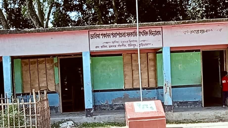 উলিপুরের একটি সরকারি প্রাথমিক বিদ্যালয়ে ঝুঁকিপূর্ণ ভবনে পাঠদান: টেকসই ভবনের দাবি এলাকাবাসীর।