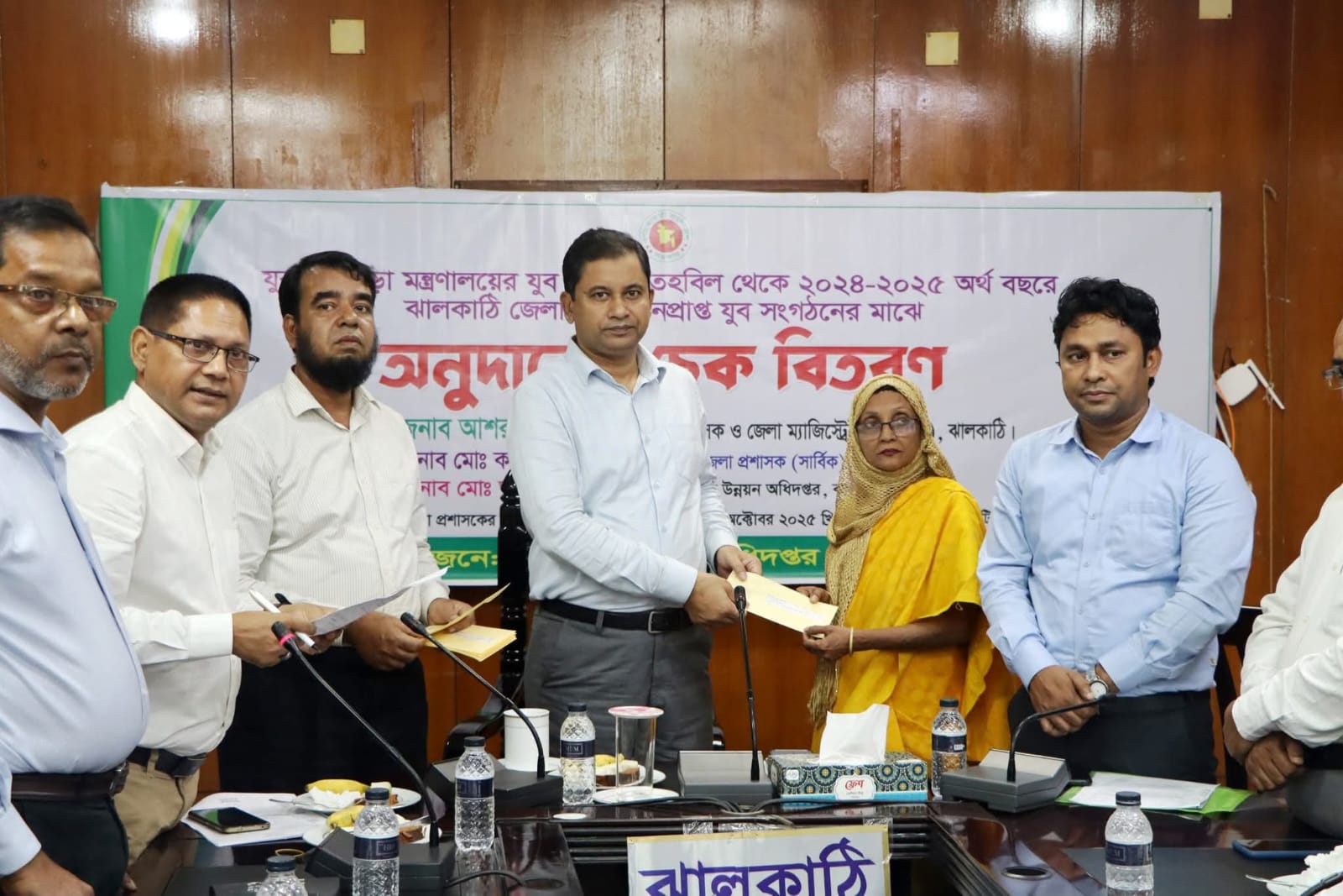 ঝালকাঠিতে যুব সংগঠনের মাঝে অনুদানের চেক বিতরণ