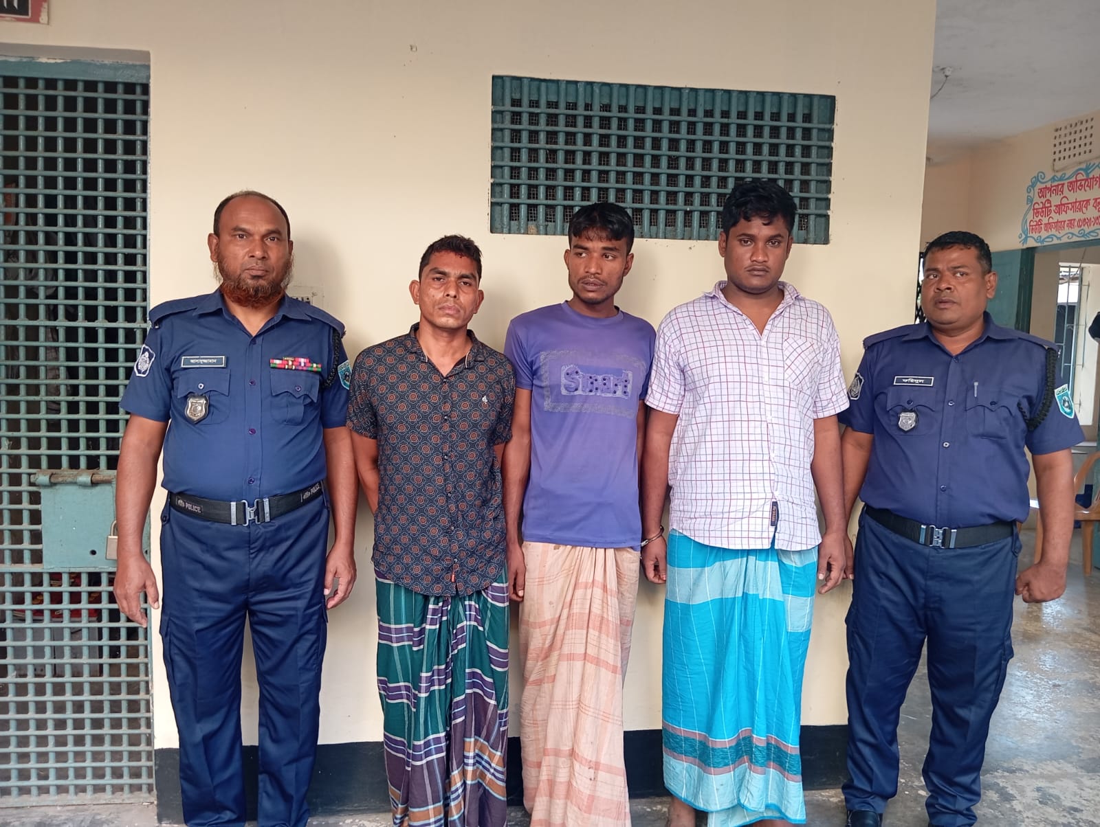 রংপুরের পীরগঞ্জে অটো ভ্যানে ডাকাতিকালে ৩ ডাকাত আটক