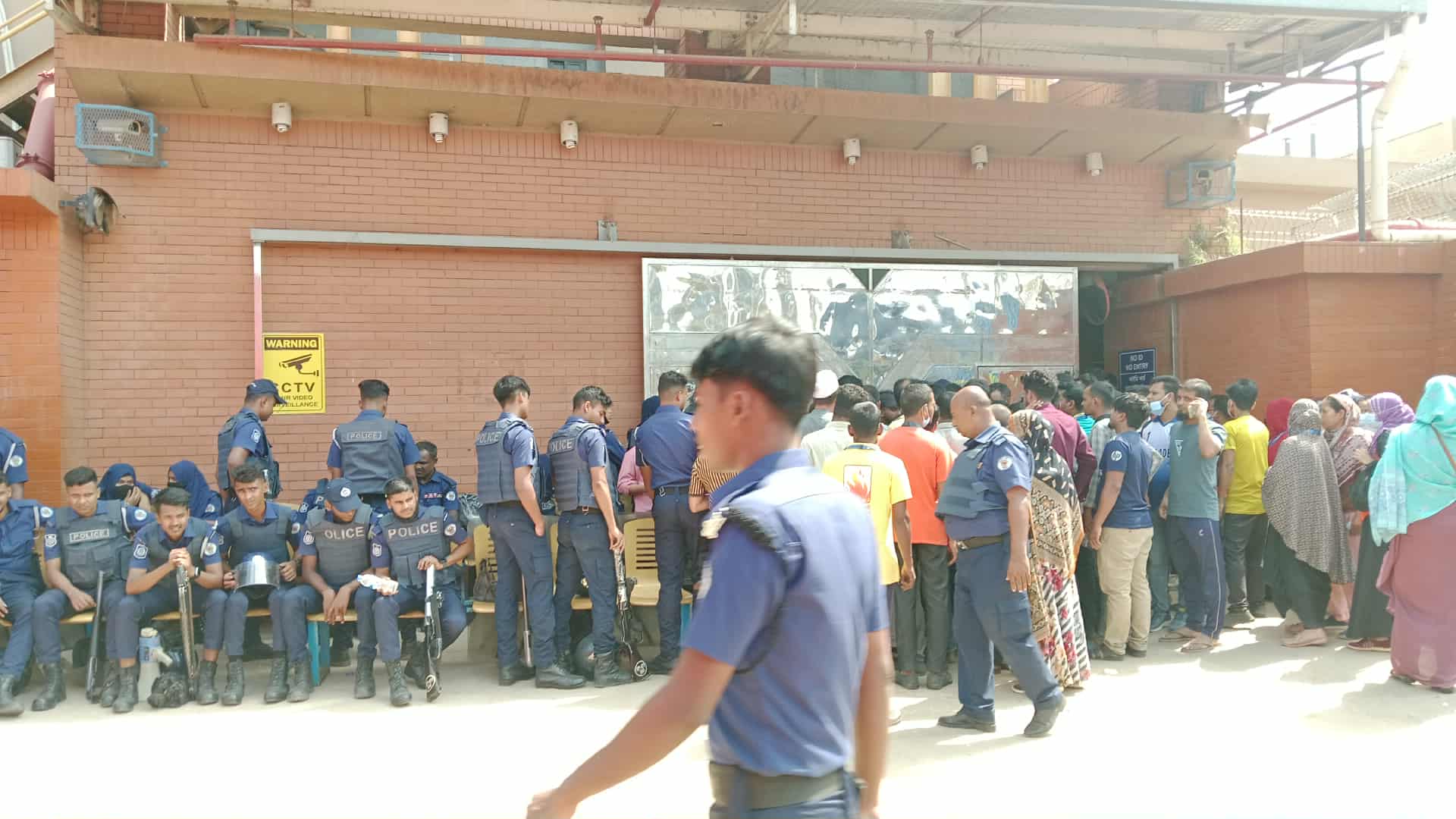 আশুলিয়ায় গর্ভবতী শ্রমিকের মৃত্যুকে কেন্দ্র করে গিল্ডেন গ্রুপের শ্রমিকদের কর্মবিরতি