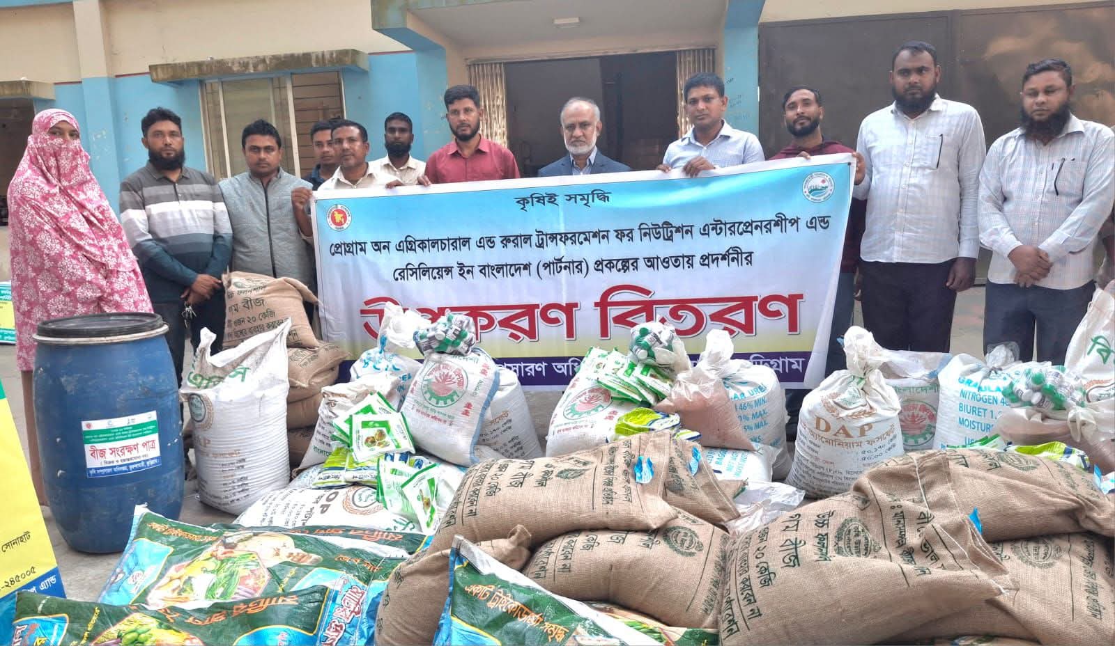 ভূরুঙ্গামারীতে ‘পার্টনার’ প্রকল্পের আওতায় গম প্রদর্শনীর উপকরণ বিতরণ