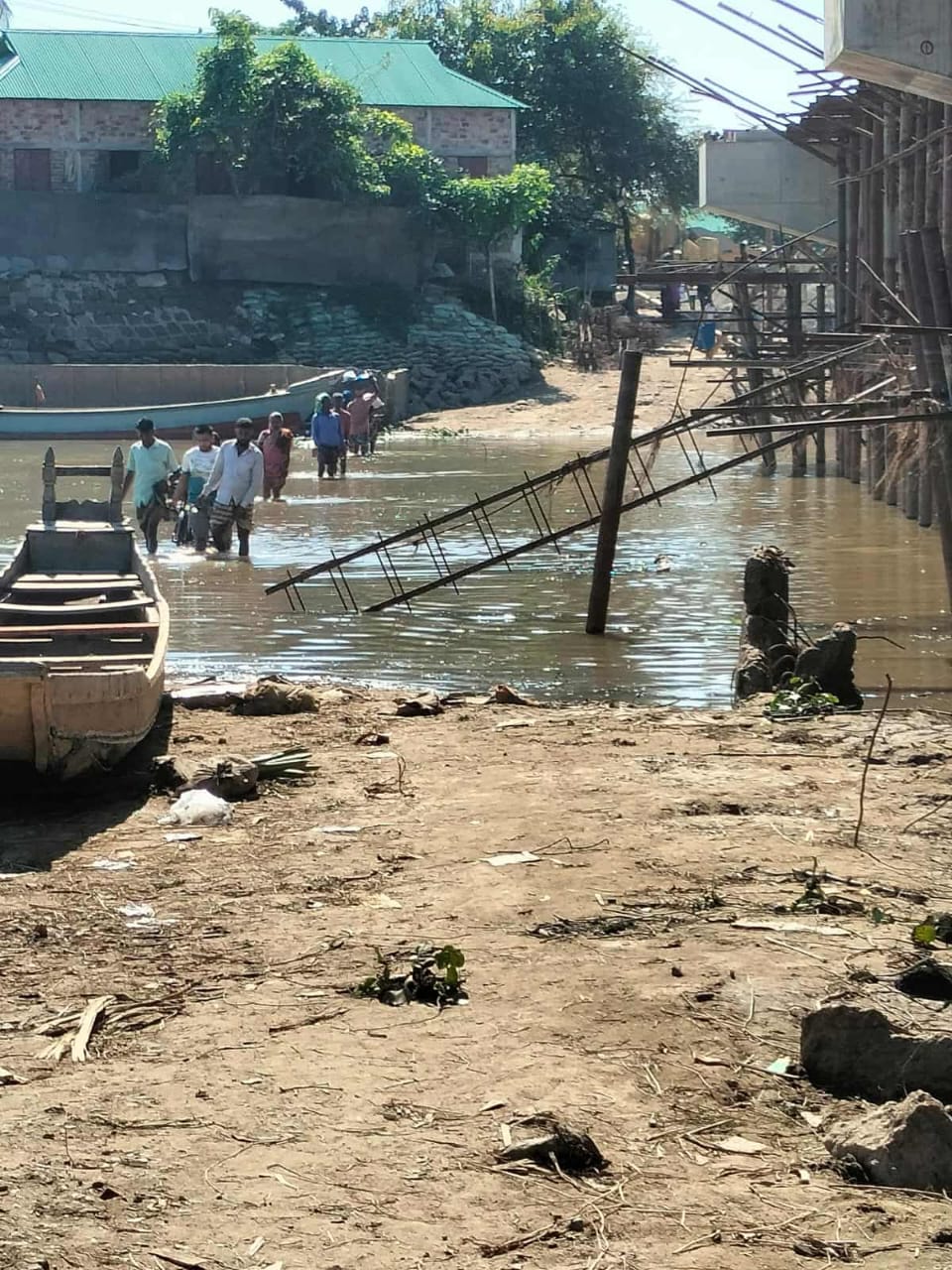 বাদাঘাট টু তাহিরপুর সড়কে খালের মুখ বাঁধ দিয়ে পানি আটকিয়ে খেয়া পারপার; ভোগান্তিতে জনসাধারণ