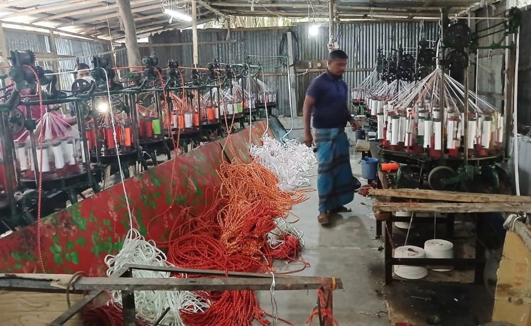 ঢাকার চাকুরী ছেড়ে নিজ গ্রামে রশি তৈরির কারখানা, কর্মসংস্থান সুযোগ তৈরি করলেন দুই ভাই