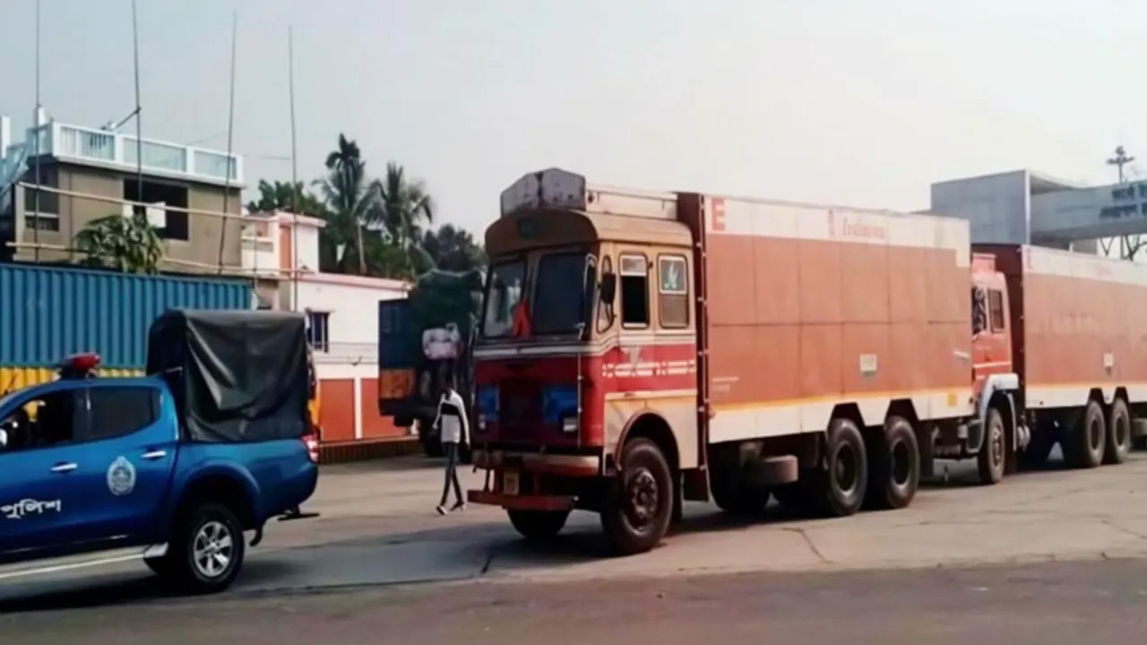 ভারতের পেট্রাপোল স্থলবন্দর হয়ে বিপুল পরিমাণ বিস্ফোরক বেনাপোল স্থলবন্দরে প্রবেশ করে।