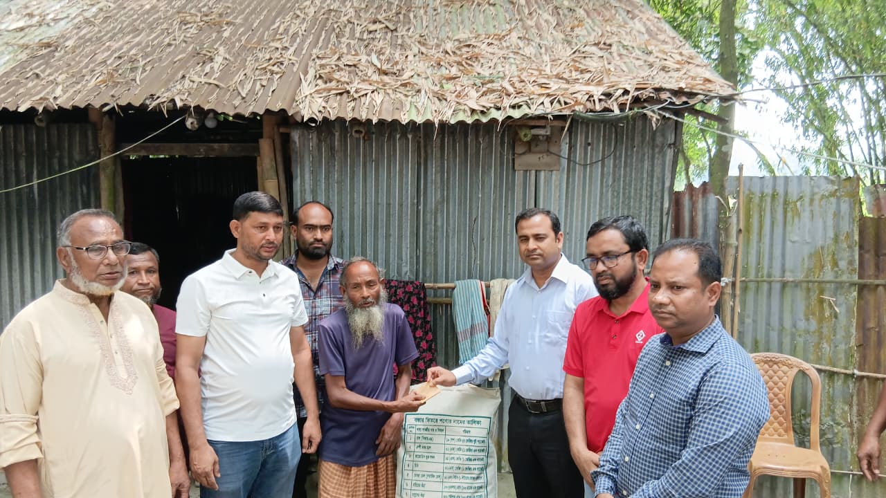 ‘মানুষের পাশে মানুষ’–রাজারহাটে অনন্য দৃষ্টান্ত ইউএনওর, সংবাদ দেখে ছুটে গেলেন প্রতিবন্ধী রফিকুলের বাড়ি।