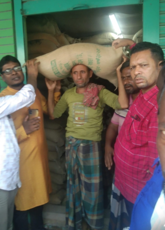 তালতলীতে প্যানেল চেয়ারম্যানের বিরুদ্ধে জেলেদের মানবিক সহায়তার চাল আত্মসাতের অভিযোগ।