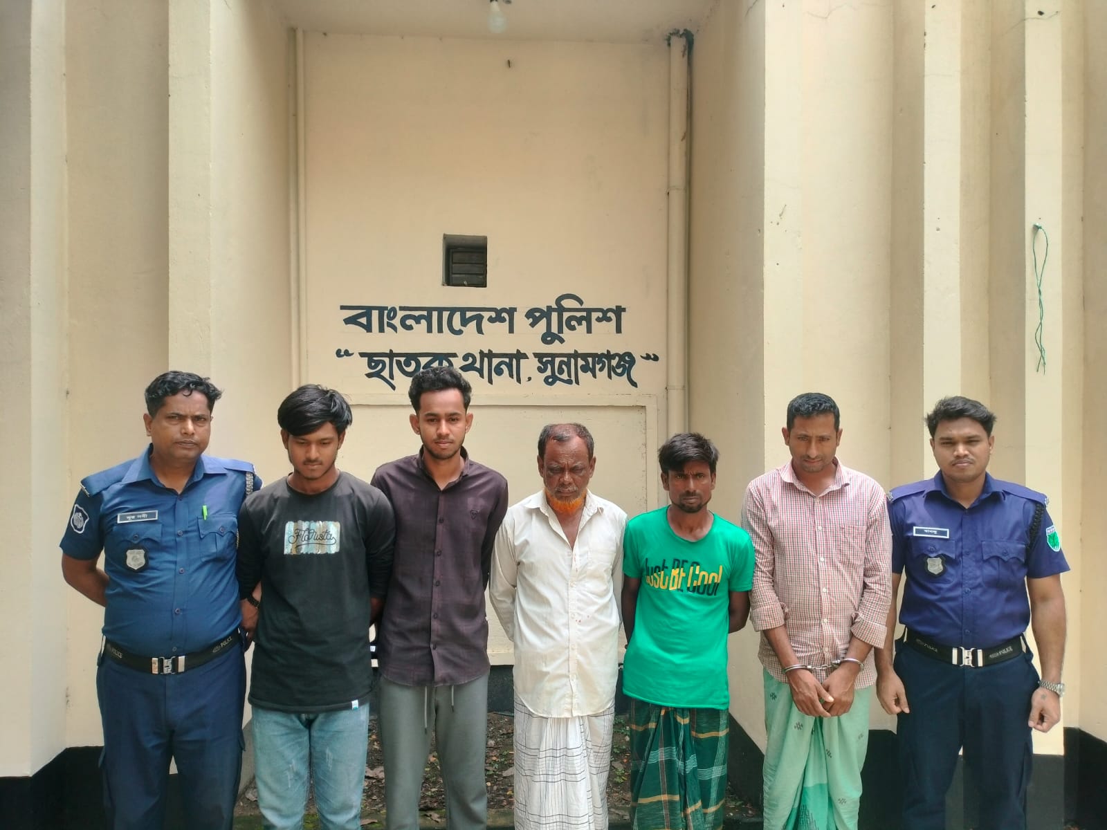 ছাতকে পুলিশের বিশেষ অভিযানে নিয়মিত মামলা সহ ৫ জন গ্রেফতার