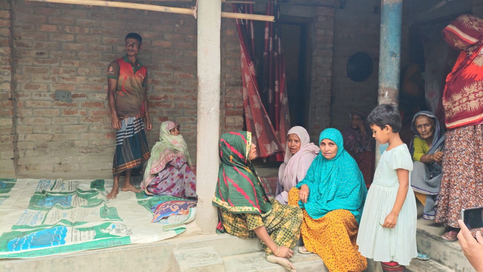 জীবিকার পথে বেরিয়ে আর ফেরা হলো না — সাতটি পরিবারের স্বপ্ন ভেঙে শোকে স্তব্ধ পুরো গ্রাম