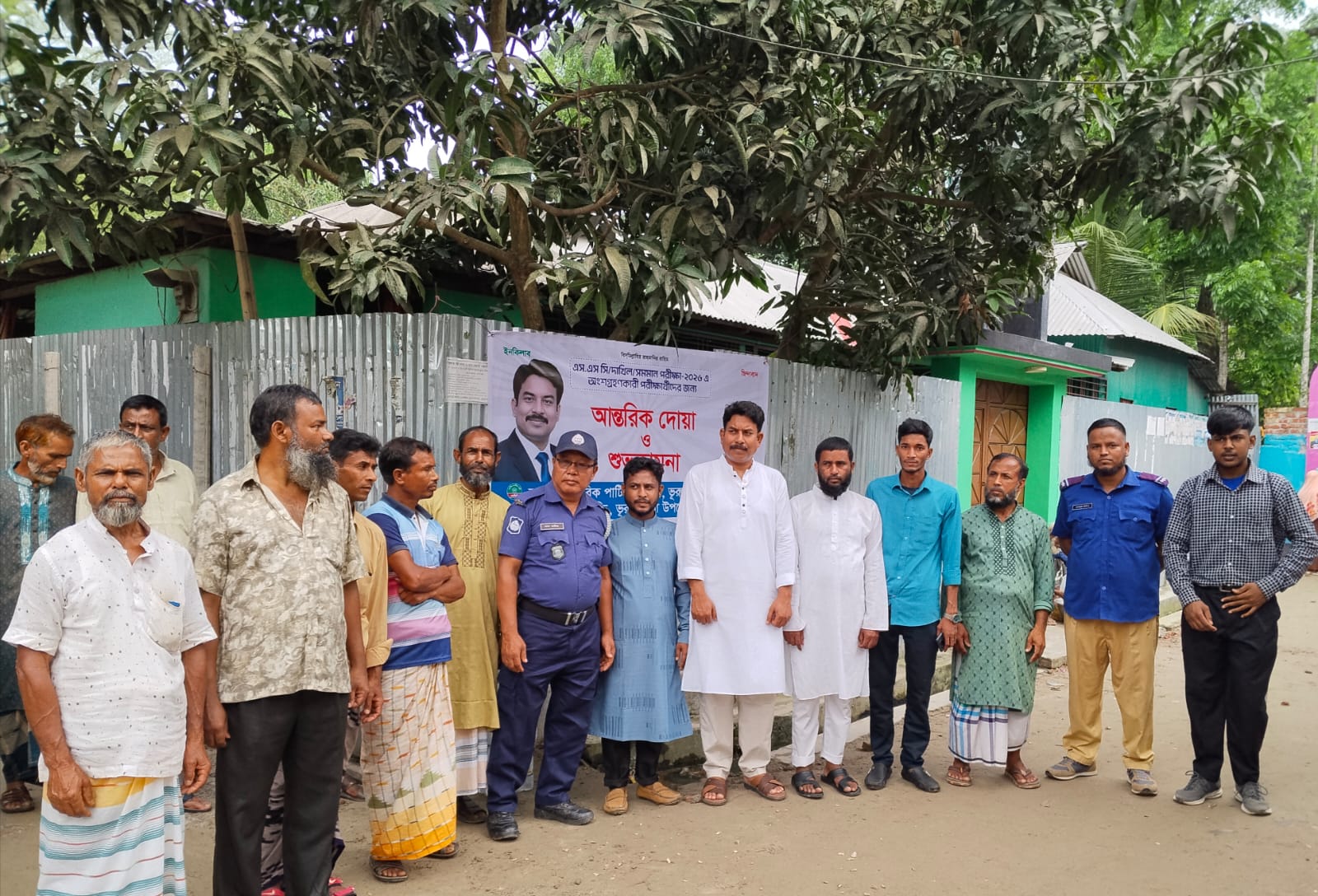 ভূরুঙ্গামারীতে এসএসসি পরীক্ষার্থী ও অভিভাবকদের মাঝে জাতীয় নাগরিক পার্টি ও ছাত্র শক্তির পানি ও চকলেট বিতরণ