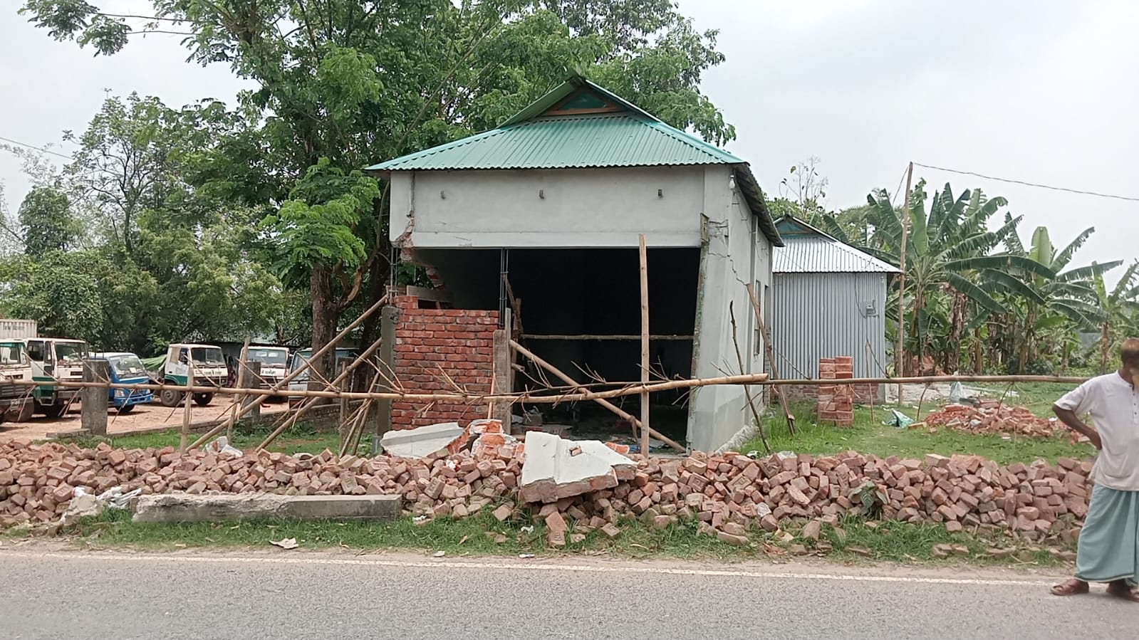 শ্রীপুরে প্রবাসীর জমি দখল চেষ্টা-পুলিশের হস্তক্ষেপে কাজ বন্ধ, মাপজোকের নির্দেশ