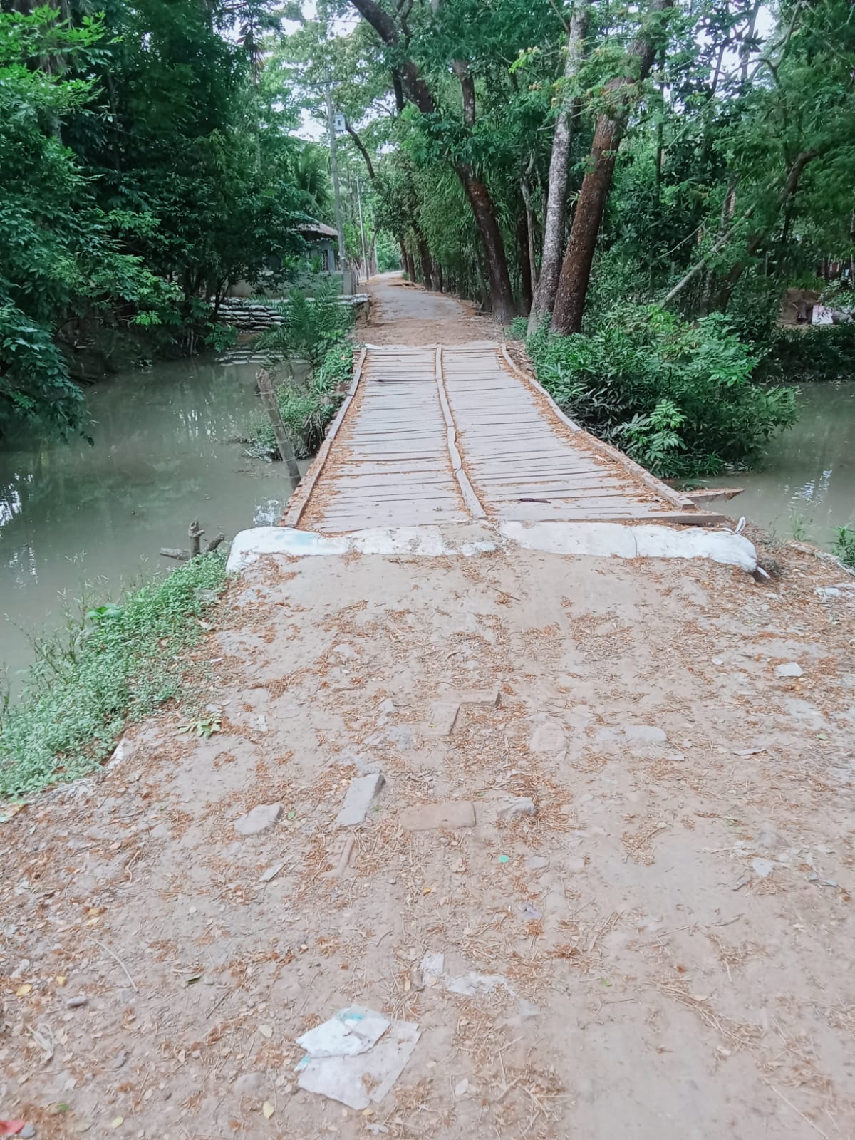 দুর্ভোগের চরম সীমায় রামগতি আলেকজান্ডার ৬ নং ওয়ার্ড: একটি কালভার্টের অভাবে স্থবির হাজারো মানুষের জীবন