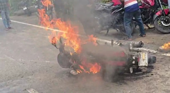 কুড়িগ্রাম রাজারহাটে ফিলিং স্টেশনে তেল নিতে এসে মোটরসাইকেলে আগুন