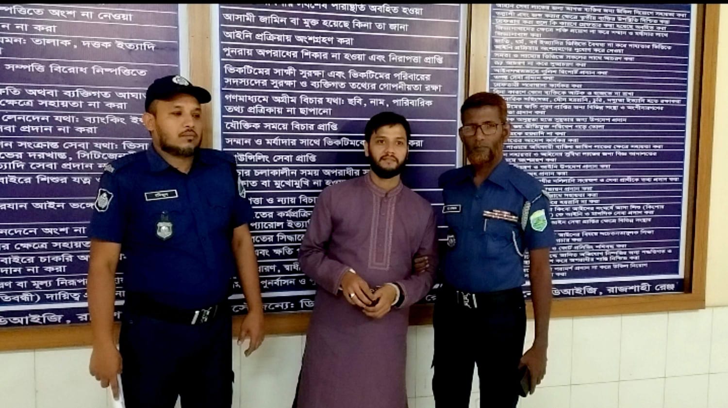 চাঁপাইনবাবগঞ্জের শিবগঞ্জে ভুয়া ‘এডিশনাল এসপি’ গ্রেপ্তার