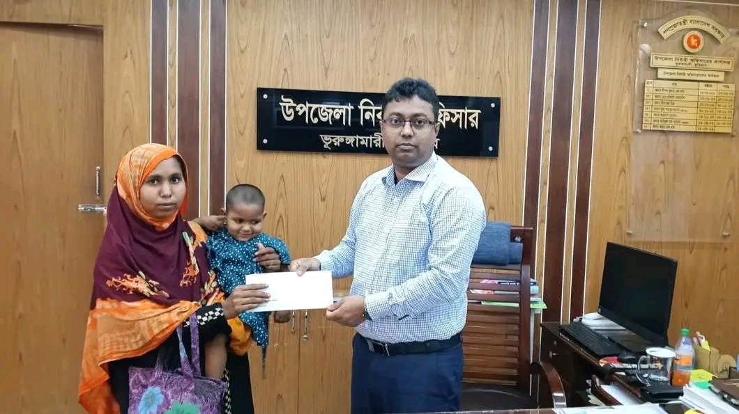 কুড়িগ্রামের ভুরুঙ্গামারীতে প্রতিবন্ধী শিশুর চিকিৎসায় পাশে দাঁড়াল উপজেলা প্রশাসন
