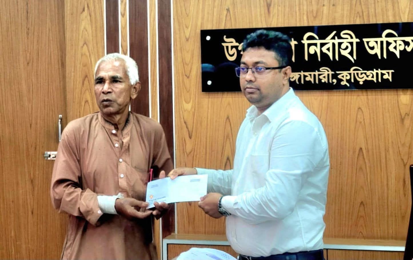 অসুস্থ বৃদ্ধের চিকিৎসায় সহায়তার হাত বাড়াল উপজেলা প্রশাসন