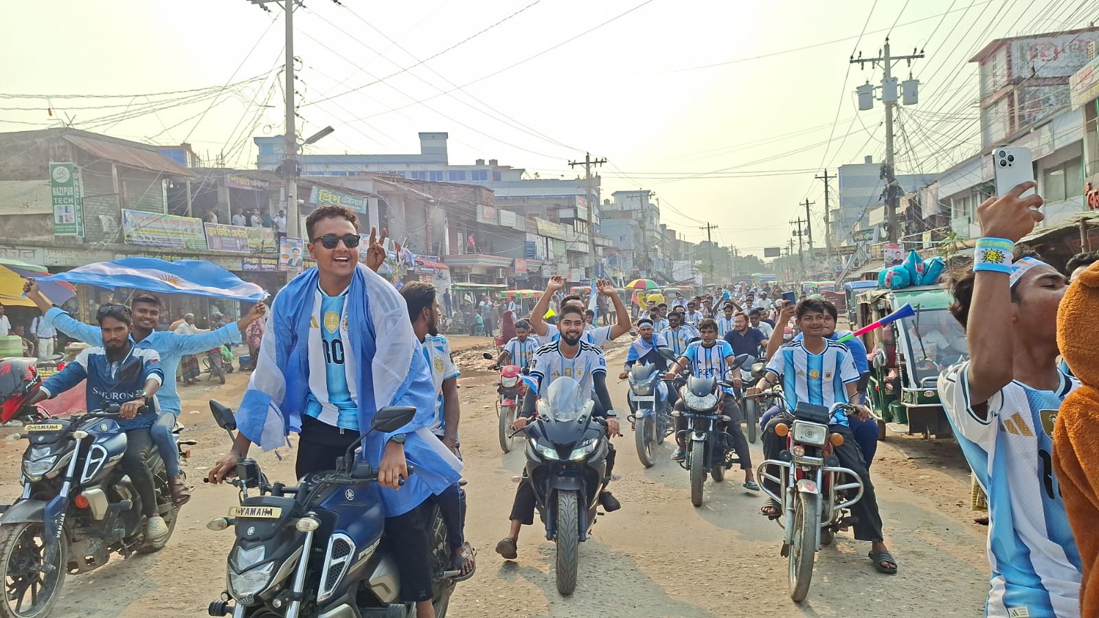 মেসি বাহিনীকে অনুপ্রেরণা দিতে পত্নীতলায় আর্জেন্টিনা ভক্তদের বাঁধভাঙা উল্লাস