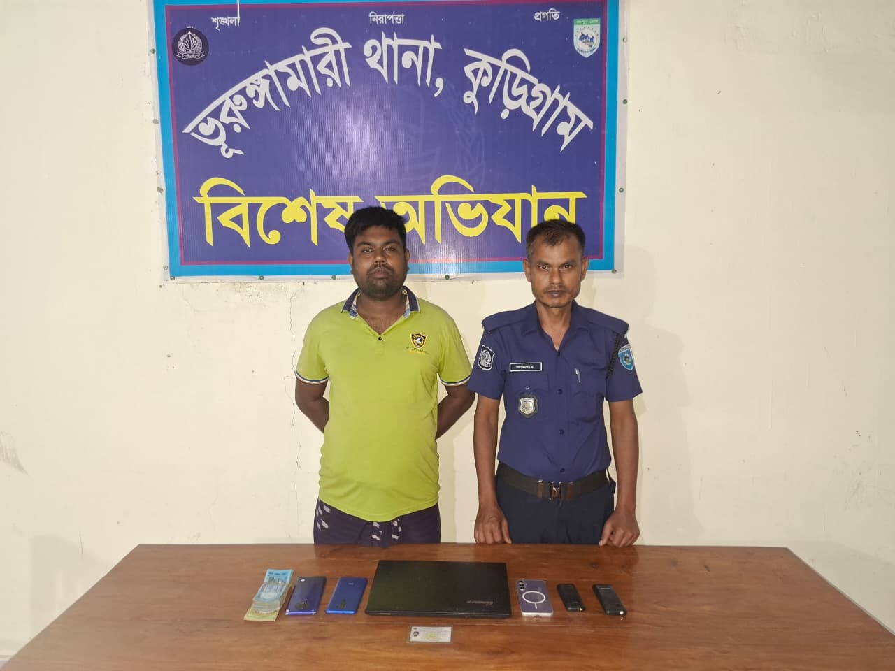 ভূরুঙ্গামারীতে পুলিশের জালে ‘ক্যাসিনো সম্রাট’, নগদ টাকা ও প্রযুক্তি সরঞ্জাম জব্দ