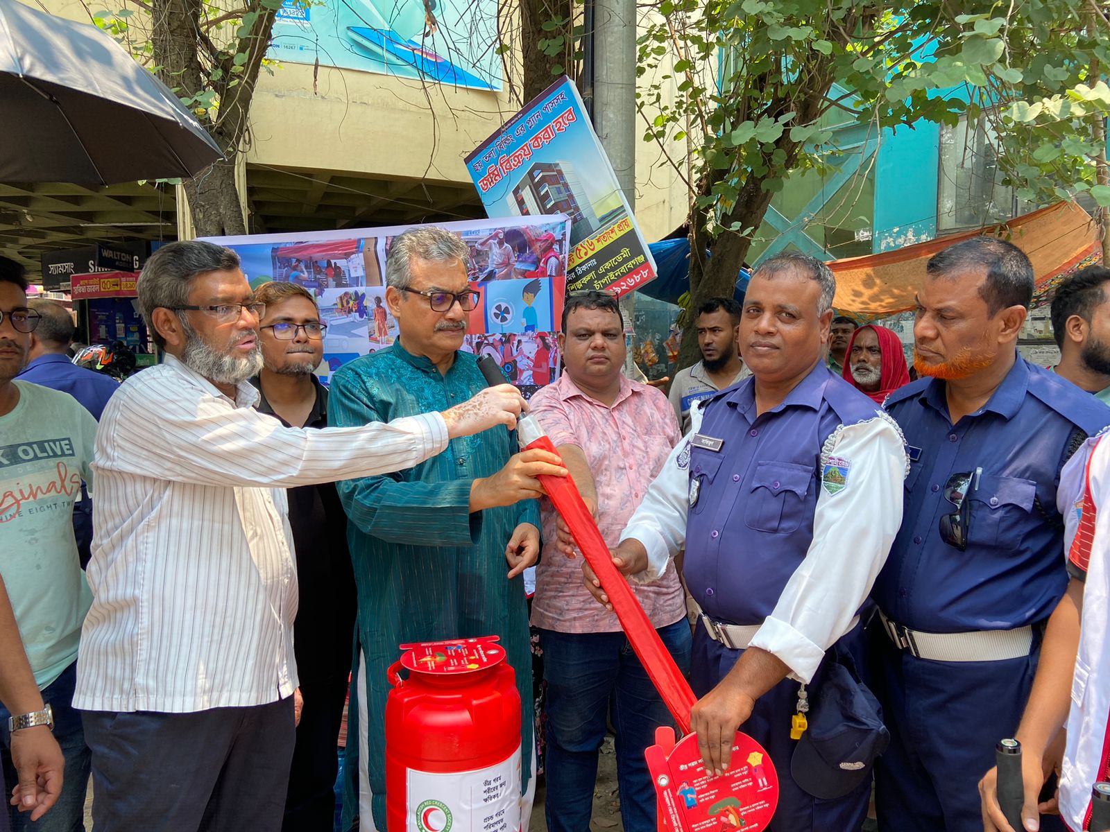 চাঁপাইনবাবগঞ্জে রেড ক্রিসেন্ট সোসাইটির পথচারীদের পানি, ছাতা ও হাতপাখা বিতরণ