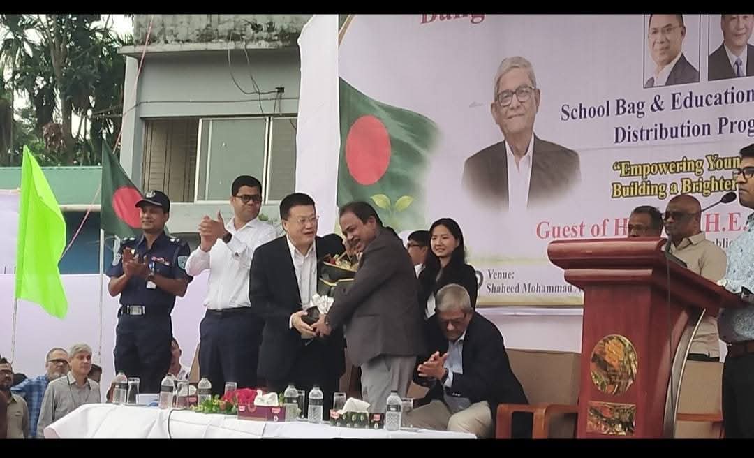 ঠাকুরগাঁওয়ে ৬ হাজার ৫০০ শিক্ষার্থীর হাতে শিক্ষা উপকরণ, বাংলাদেশ-চীন বন্ধুত্বের নতুন দৃষ্টান্ত