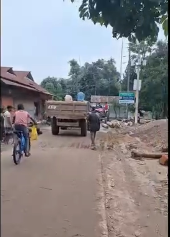 সীমান্ত এলাকায় অবৈধ বালু ব্যবসা, দেখার কেউ নেই!