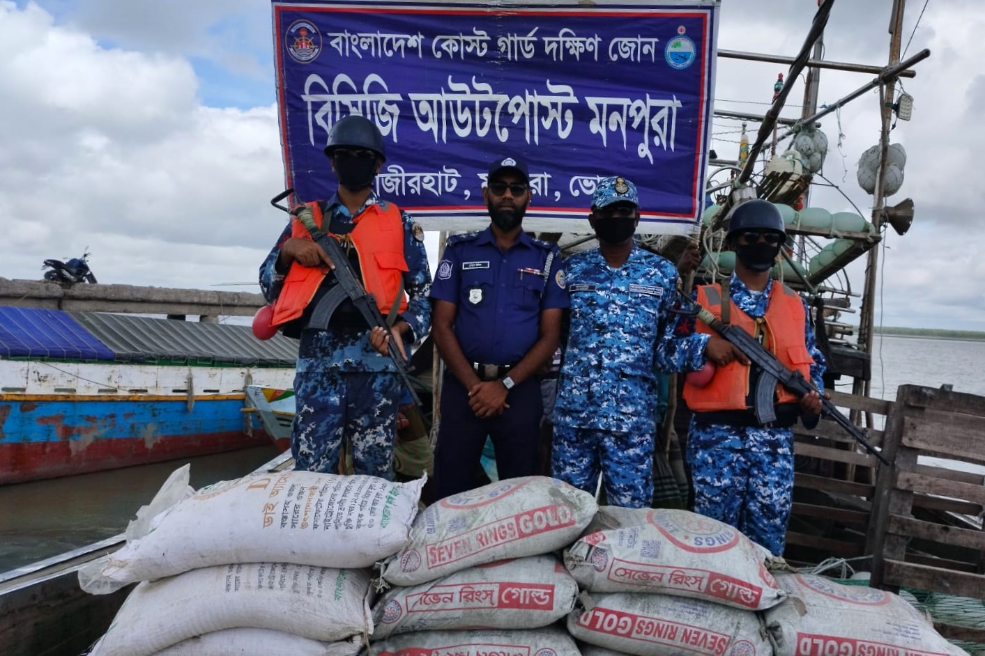 মনপুরায় কোস্ট গার্ড-পুলিশের যৌথ অভিযান: মিয়ানমারে পাচারের পথে ট্রলারসহ বিপুল পরিমাণ সিমেন্ট, সার জব্দ, আটক ১