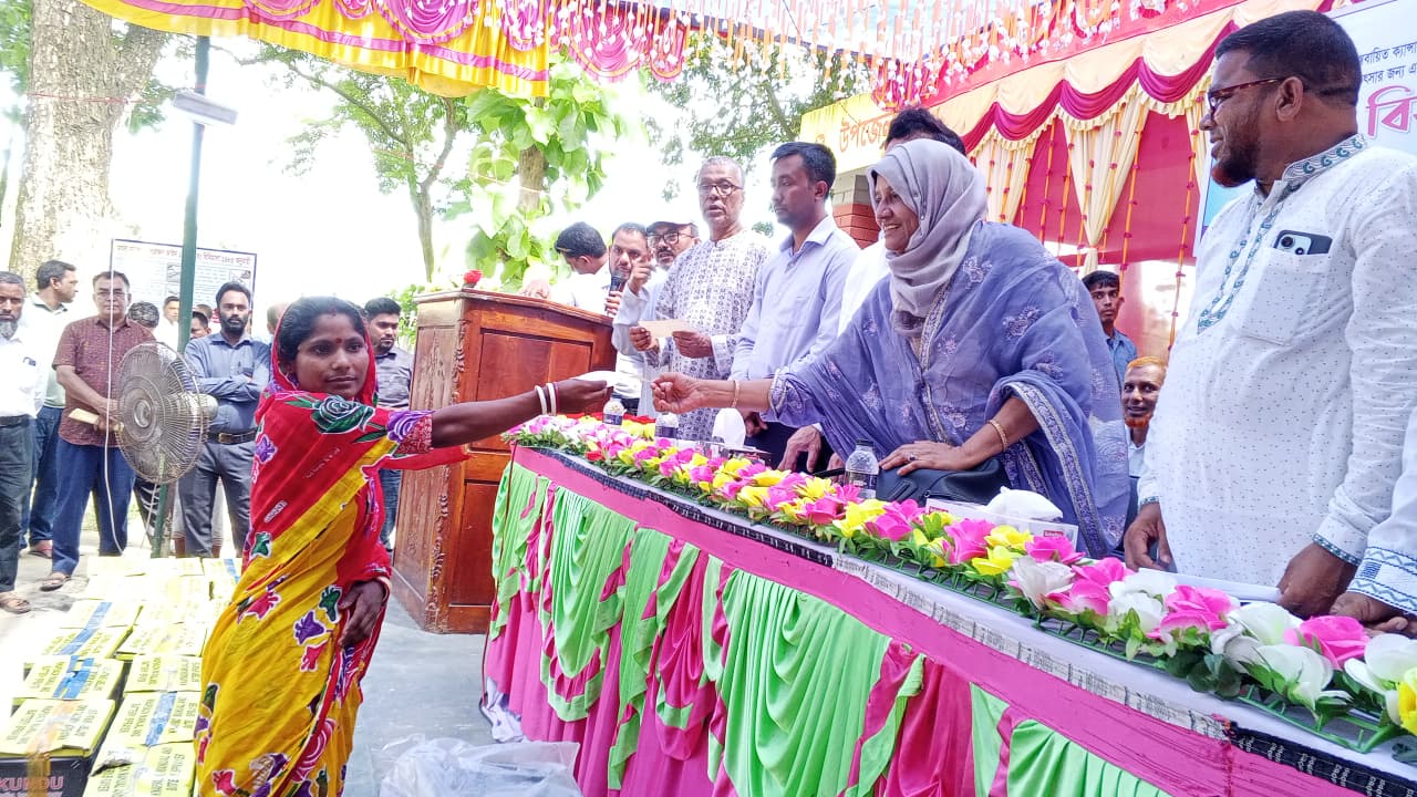 হরিপুরে ক্যান্সার কিডনি ও হৃদরোগিদে মাঝে সরকারি চেক বিতরণ