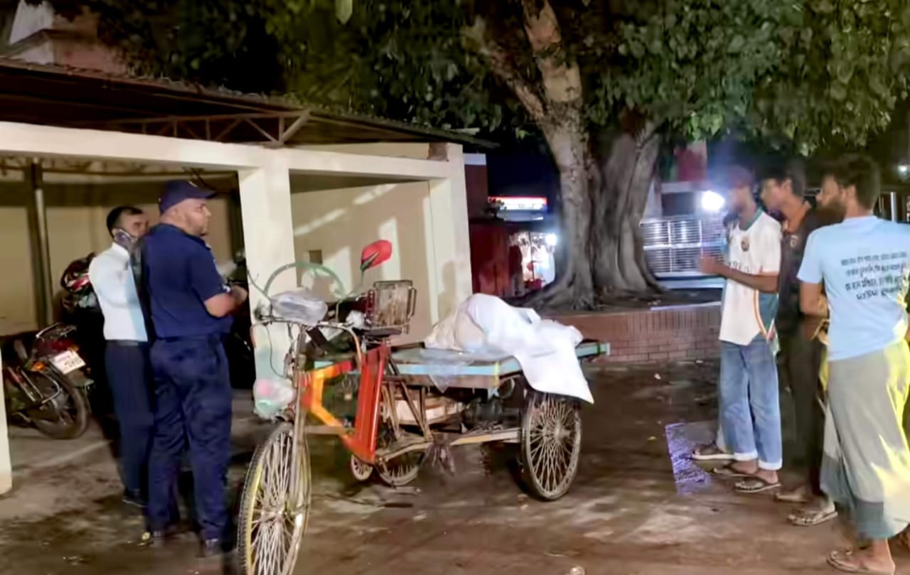 চাঁপাইনবাবগঞ্জের নয়াগোলা রাস্তায় মোটর সাইকেল ও ট্রাকের মুখোমুখি সংঘর্ষে একজন নিহত,