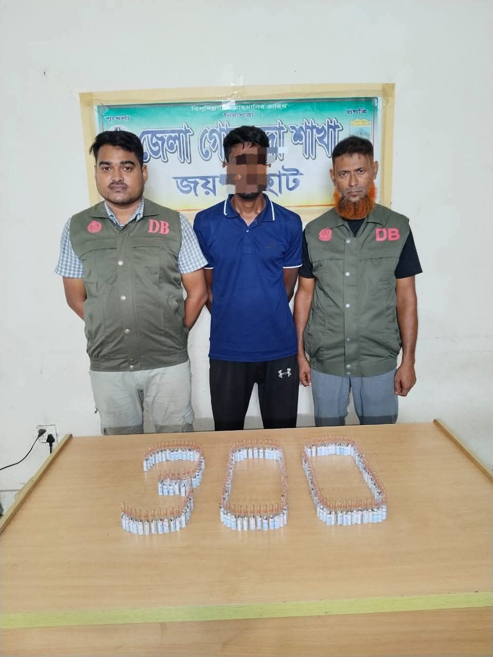 ৩০০ ভারতীয় নেশাজাতীয় অ্যাম্পুল জব্দ পাঁচবিবিতে ডিবি পুলিশের অভিযানে মাদক ব্যবসায়ী গ্রেফতার