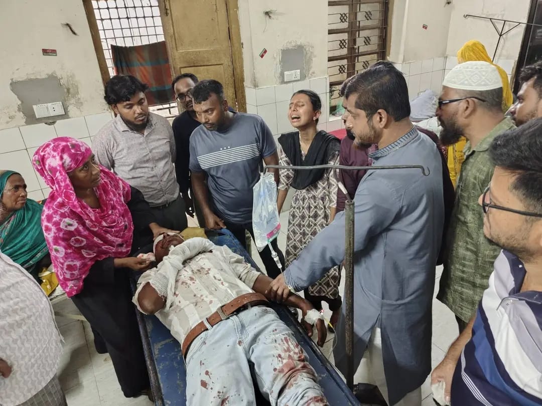 চুয়াডাঙ্গা সরোজগঞ্জ বাজারে সাদেমান বালিকা বিদ্যালয়ের সামনে মর্মান্তিক সড়ক দুর্ঘটনা।