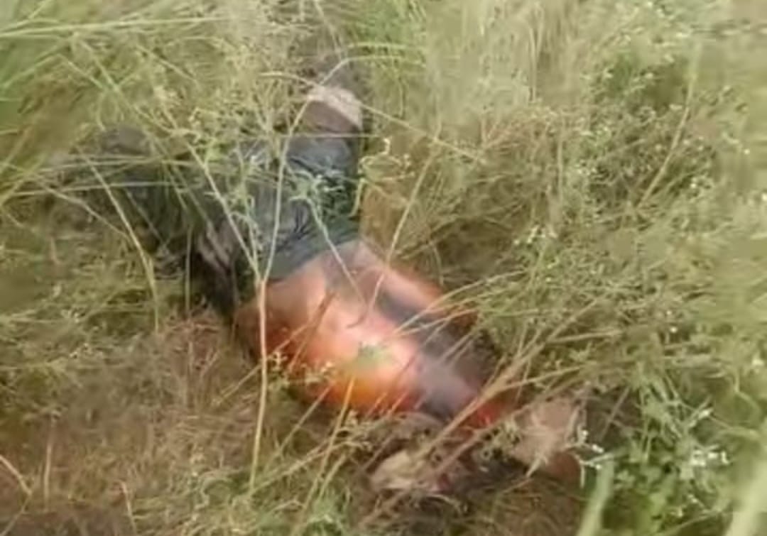 চাঁপাইনবাবগঞ্জে রেললাইনের পাশে অর্ধগলিত মরদেহ উদ্ধার, পরিচয় শনাক্ত হয়নি