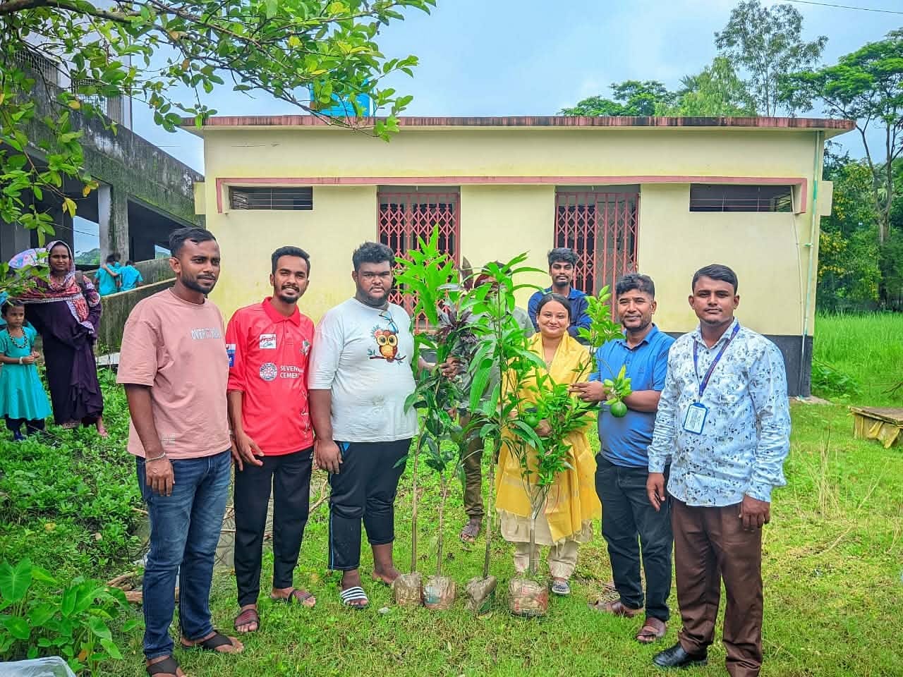 আমতলীতে স্বপ্নছোঁয়ার উদ্যোগে শিক্ষা উপকরণ বিতরণ ও বৃক্ষরোপণ