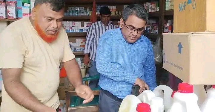 দামুড়হুদায় ভোক্তা অধিকারের অভিযান: ৩ প্রতিষ্ঠানকে ২৫ হাজার টাকা জরিমানা