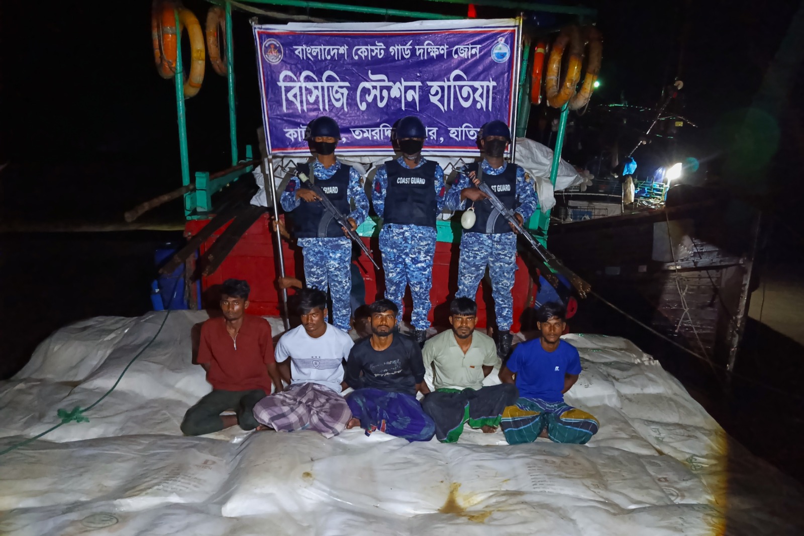 হাতিয়ায় মায়ানমারে পাচারের সময় ৭৬০ বস্তা সারসহ ৫ পাচারকারী আটক