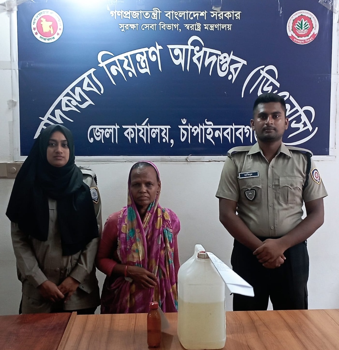 গোমস্তাপুরে ডিএনসির অভিযানে চোলাইমদ উদ্ধার, নারী আটক
