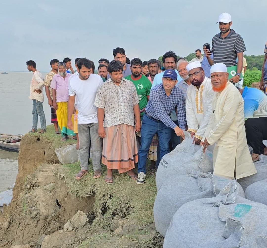 আলাতুলিতে পদ্মার ভাঙন রোধে ৪৩ কোটি ৩৯লাখ টাকা ব্যায়ে কাজের উদ্বোধন করেন নূরুল ইসলাম বুলবুল এমপি।