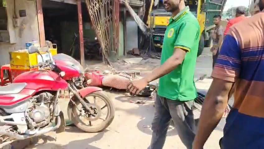 হাতীবান্ধায় ট্রাক ও ইজিবাইক সংঘর্ষে সড়ক দূর্ঘটনায় ২ জনের মৃত্যু ৫ জন আহত